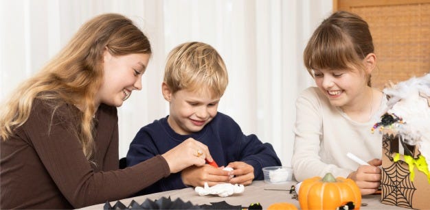 Collagekuva lapset tekevät halloween-koristeita