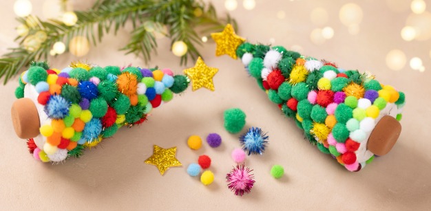 Itsetehty joulukoriste tupsuista