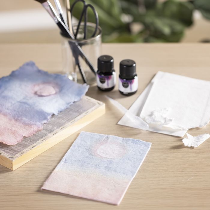 Kuva käsintehdystä paperista, liukuvärjätty art aqua nestemäisellä vesivärillä