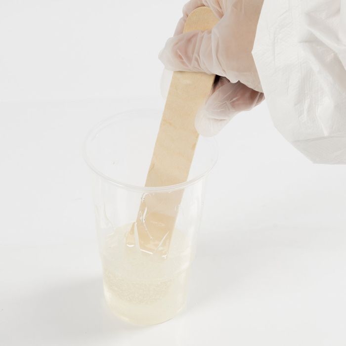 Hartsin ja kovetteen sekoittaminen