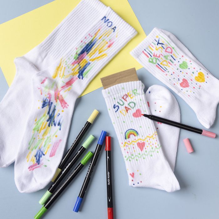 Tekstiilitusseilla koristellut persoonalliset sukat