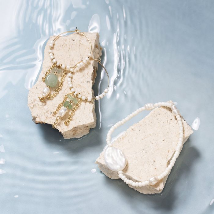 Puolijalokivillä koristellut korvakorut ja yhteensopiva helmirannekoru makean veden helmistä