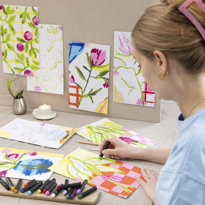 Öljypastelliliiduilla värikkäitä taideteoksia