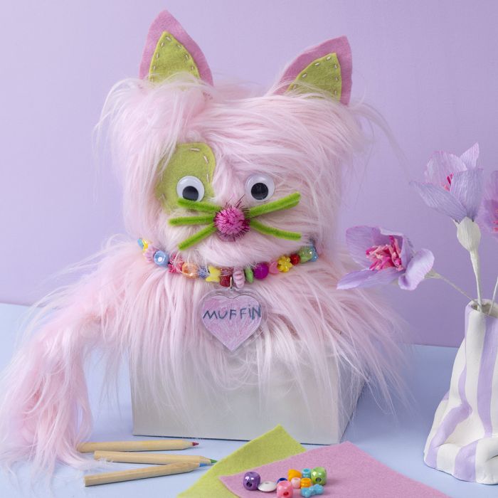 Tekoturkiksesta ommeltu kissa