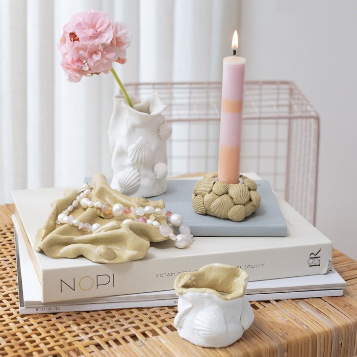 Maljakko, lämpökynttilänpidike, kynttilänjalka ja pieni kulho itsekovettuvaa savea