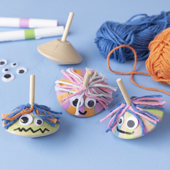 Hyrriä, joilla on liikkuvat silmät ja hauskat hiukset