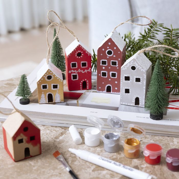 Maalattuja joulutaloja lumella