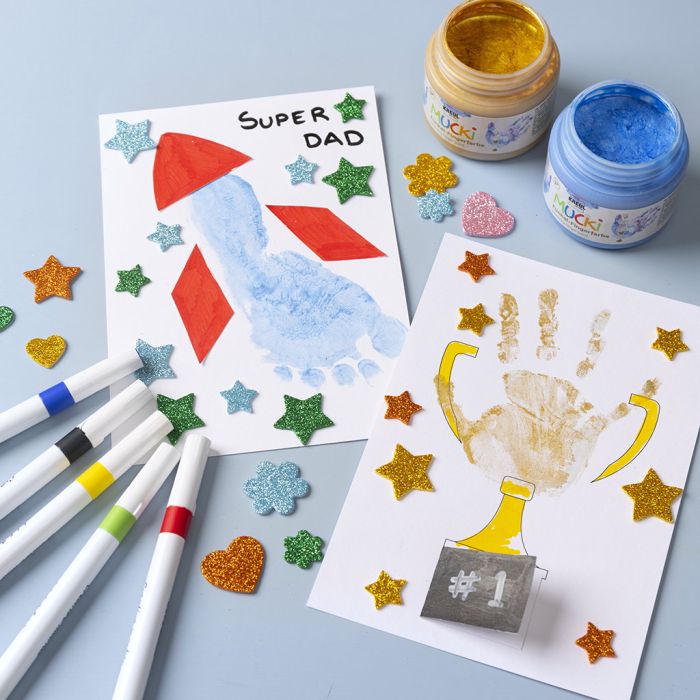 Henkilökohtainen kuva, jossa on käsi ja jalanjälki