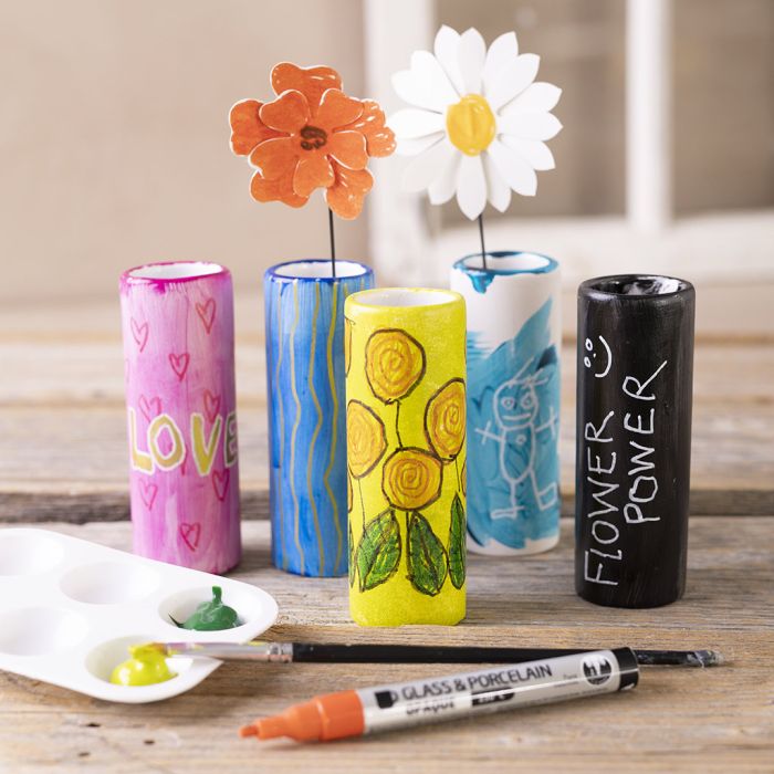 Terrakottamaljakot, joissa on kestokukkia