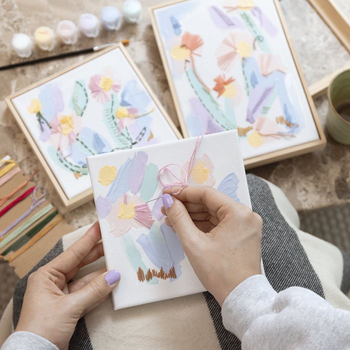 Sekalaisia mediakuvia, joissa on akryyliä ja kirjailua