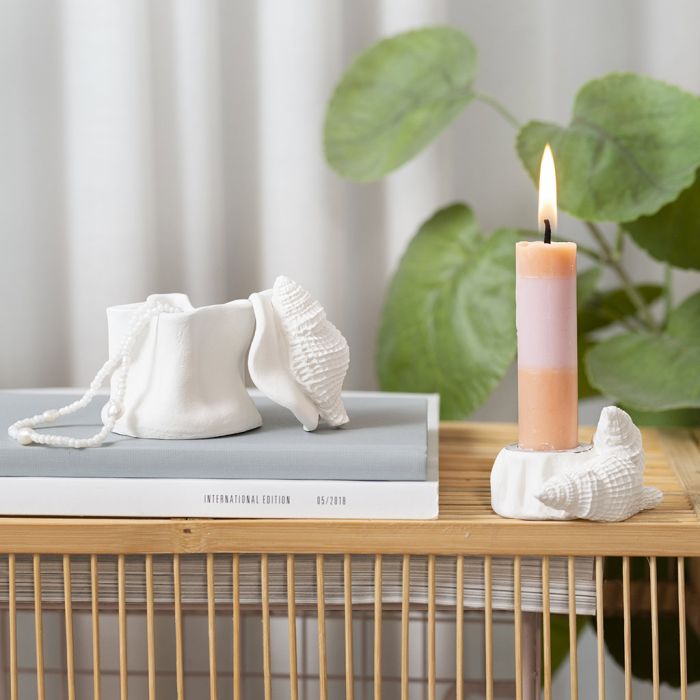 Kynttilänjalka ja purkki simpukankuorilla