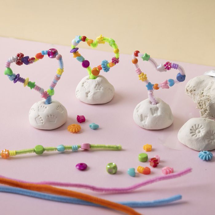 Askartelupunos ja helmisydäns