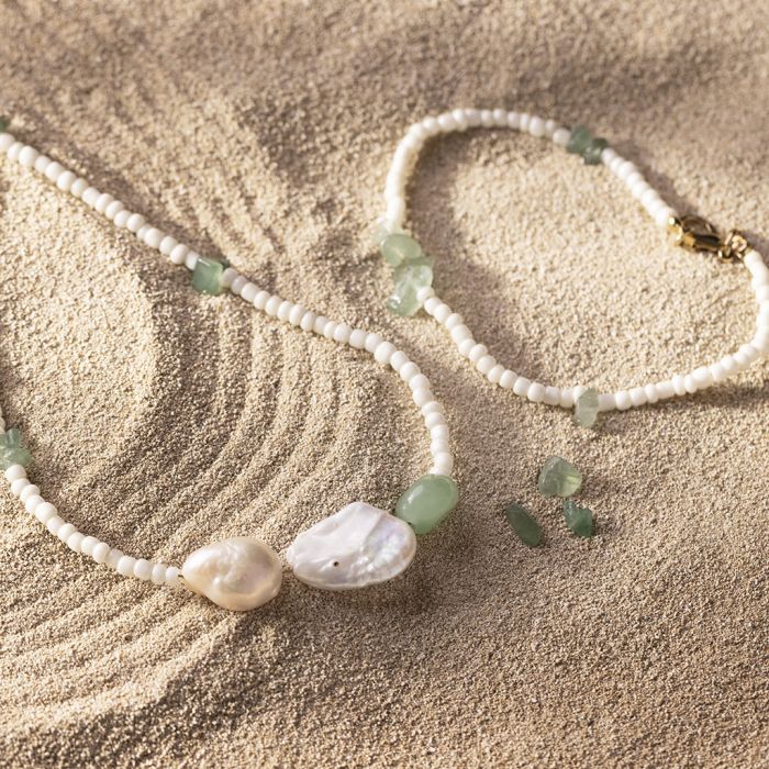 Rannekoru ja kaulaketju, jossa on aventuurikvartsia ja makean veden helmiä