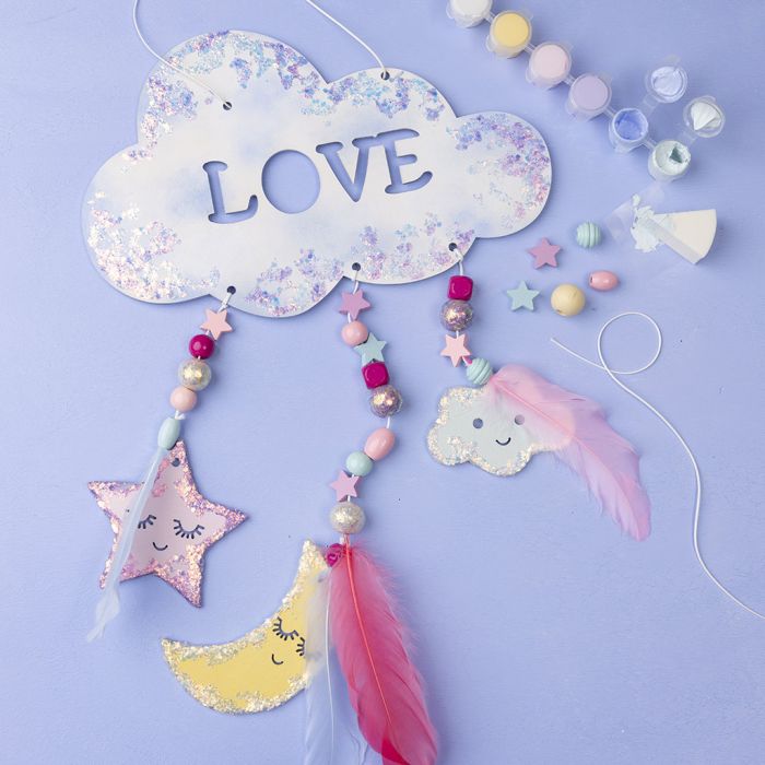 Säihkyvä mobile, jossa pilviä, kuu ja tähti