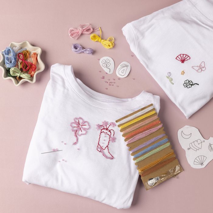 Kirjottu, helmin koristeltu T-paita