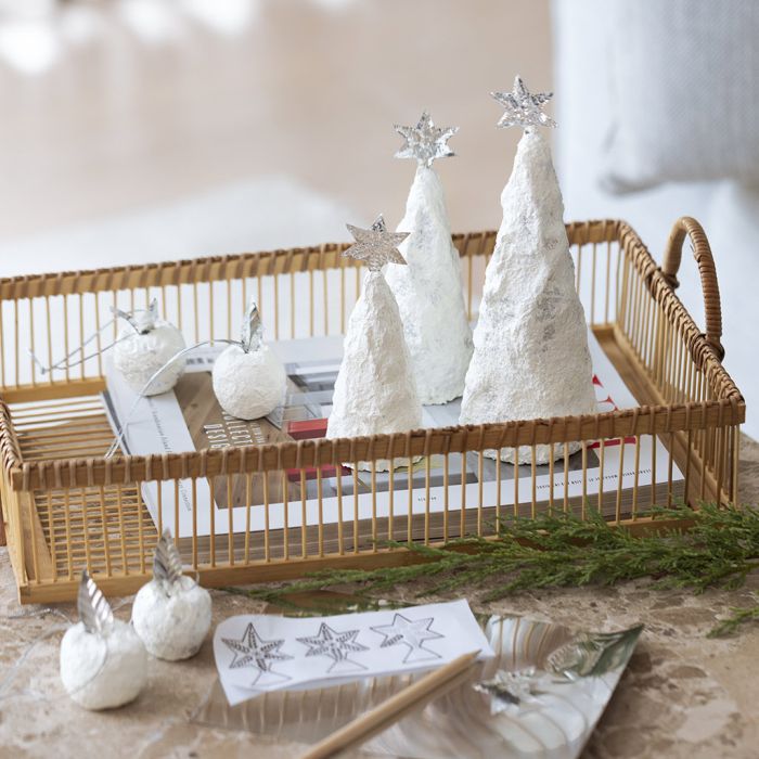 Joulukuuset ja omenat, joissa on paperimassaa ja hopeakoristeita