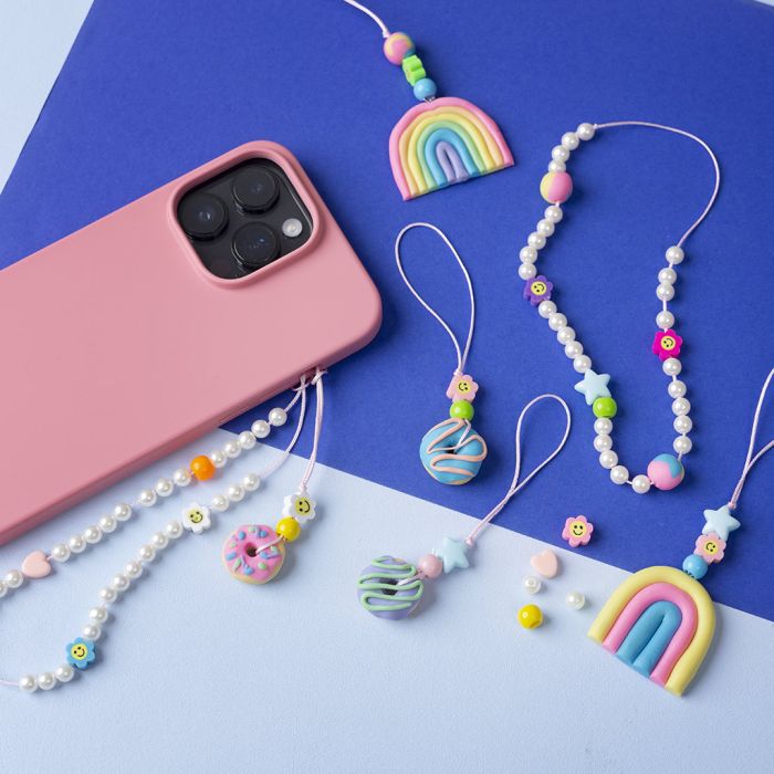 Kännykkäriipukset helmistä ja hahmoista