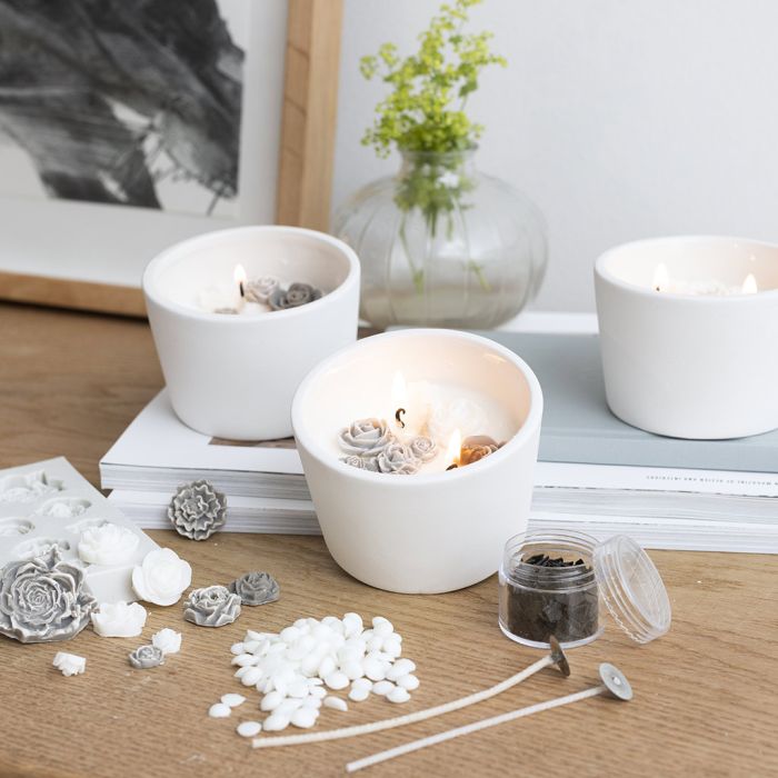 Soijavahakynttilä ruusuilla astiassa