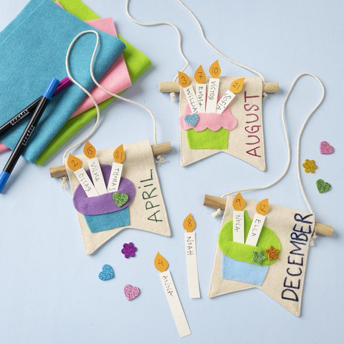 Seinäkoriste, jossa kakkuja ja kynttilöitä