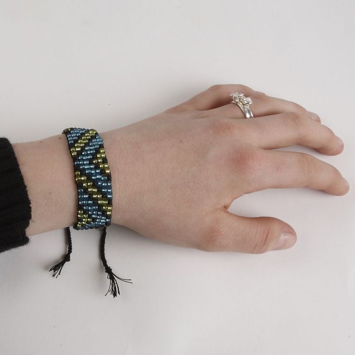 Helmipunottu käsikoru