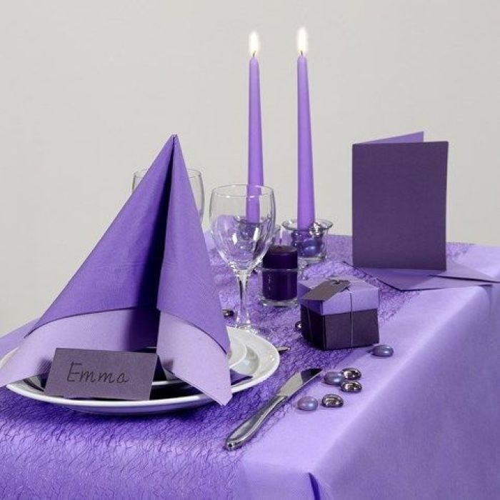 Moneen sopiva violetti juhlapöytä