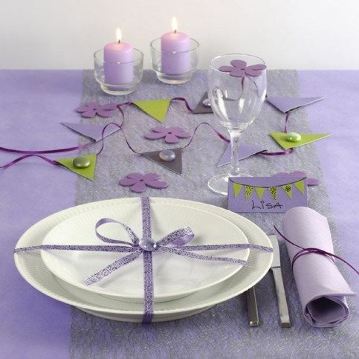 Violetin sävyinen kattaus