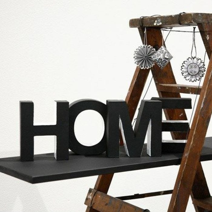'Home' – maalatut pahvikirjaimet