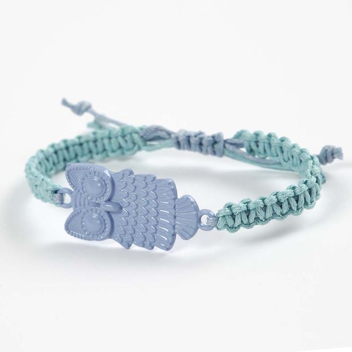 Metalliriipus punotussa rannekorussa