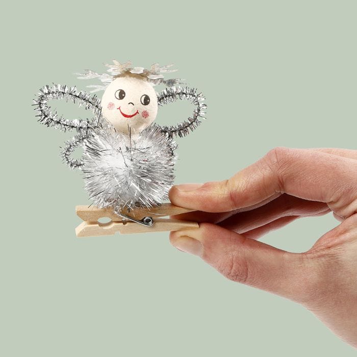 Enkeli pompomista ja askartelupunoksesta
