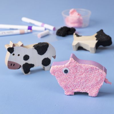 Foam Clay® -massalla ja tusseilla koristellut puiset eläimet
