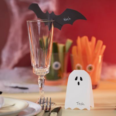 Paikkakortit kartongista halloween-juhliin