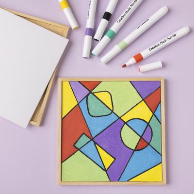 Geometristä taidetta maalauslevyllä