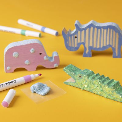Tusseilla ja Glitter Clay -kimallemassalla koristellut puiset eläimet