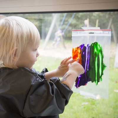 Maalaa kuva l&auml;pin&auml;kyv&auml;&auml;n muovipussiin