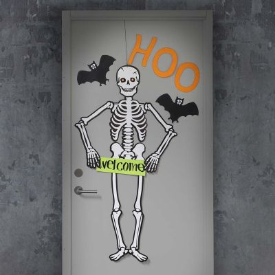 Luurangolla ja lepakoilla koristeltu halloween ovi