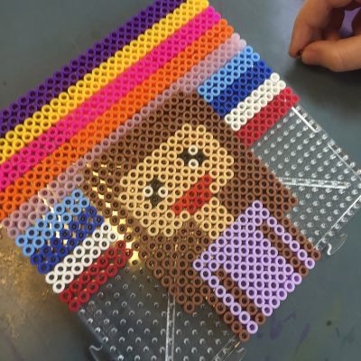 Pixelitaidetta Nabbi-putkihelmill&auml;