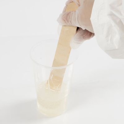 Hartsin ja kovetteen sekoittaminen