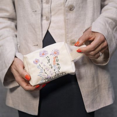 Meikkilaukku kirjailulla