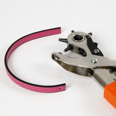 Rannekoru koristeompeleilla