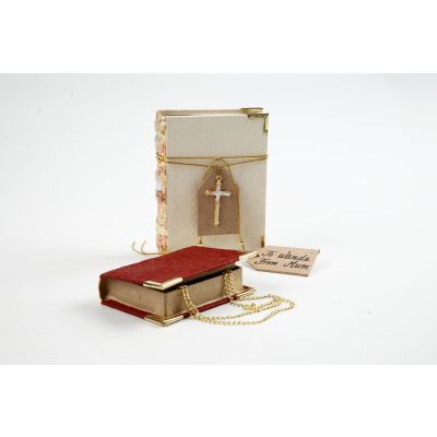 Käsintehdyillä papereilla päällystetyt kirjat