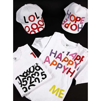 Tekstipainetut t-paidat ja lippikset