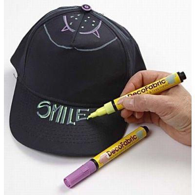 Neon Deco tekstiilitusseilla koristellut lippalakit