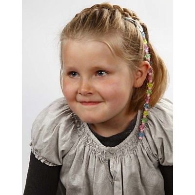 Muovihelmiä hiusklipsissä