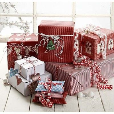 Lahjapaketointia Vivi Gade-papereilla