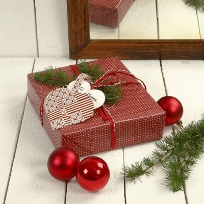 Punottu sydän paketin koristeena