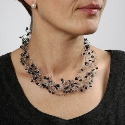 Virkattua metallilankaa ja stoppareita