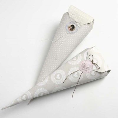 Vivi Gade Design paperista taiteltu kartio