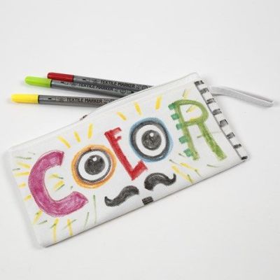 Tekstiilitusseilla koristeltu penaali