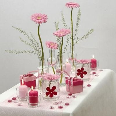 Valkoiset ja rosat Happy Moments-pöytäkoristeet