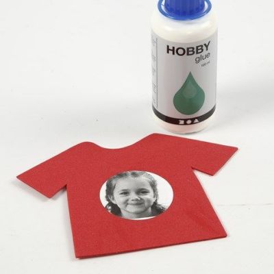 Värikäs taulu lapsiryhmästä